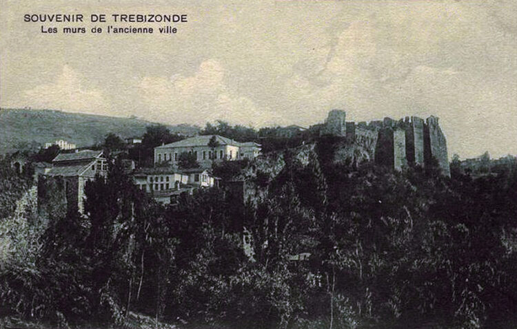 Τα βυζαντινά τείχη της Τραπεζούντας σε καρτ ποστάλ εποχής (πηγή: Osman Nouri / commons.wikimedia.org)