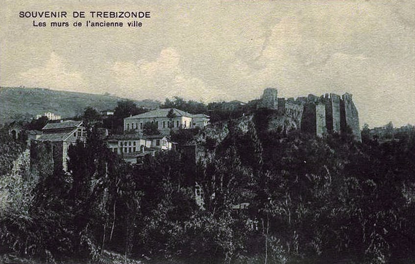 Τα βυζαντινά τείχη της Τραπεζούντας σε καρτ ποστάλ εποχής (πηγή: Osman Nouri / commons.wikimedia.org)