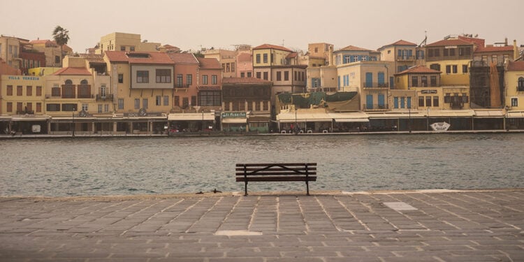 Πνίγηκαν στην αφρικανική σκόνη τα Χανιά Κρήτης (φωτ.: EUROKINISSI / Γιάννης Αγγελάκης)