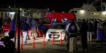 Διασώστες και πλήθος κόσμου στο λιμάνι της Χίου (φωτ.: EUROKINISSI/Κώστας Αναγνώστου)