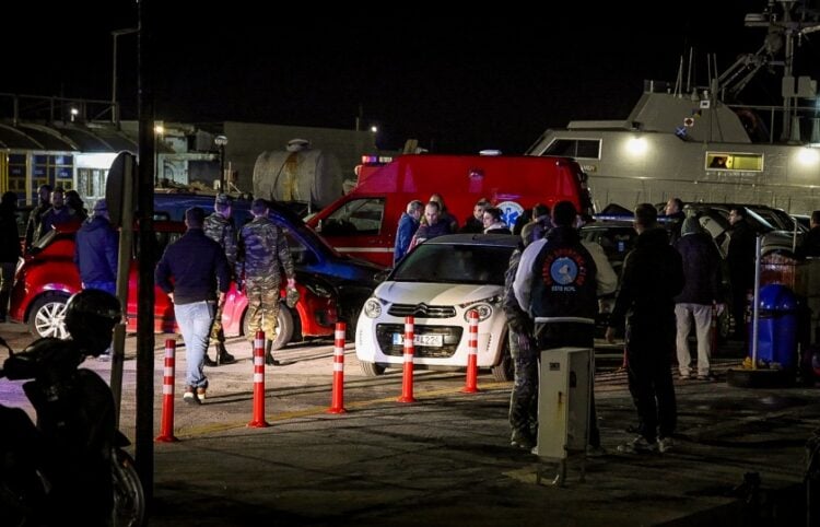 Διασώστες και πλήθος κόσμου στο λιμάνι της Χίου (φωτ.: EUROKINISSI/Κώστας Αναγνώστου)