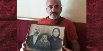 Ο Γιάννης-Βασίλης Γιαϊλαλί, ή πλέον Ελευθέριος Παρχαρίδης με φωτογραφία των Πόντιων προγόνων του (φωτ.: anixneuseis.gr)