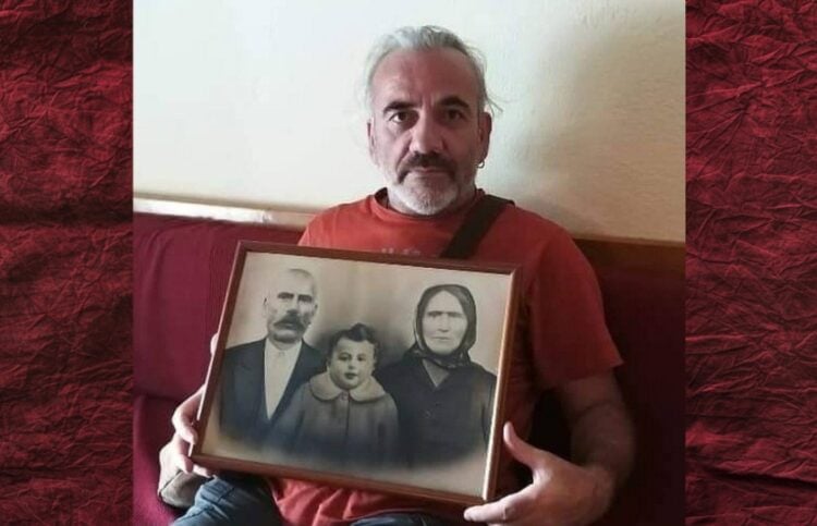 Ο Γιάννης-Βασίλης Γιαϊλαλί, ή πλέον Ελευθέριος Παρχαρίδης με φωτογραφία των Πόντιων προγόνων του (φωτ.: anixneuseis.gr)