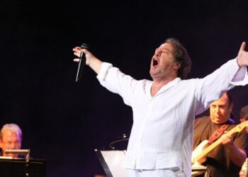 Ο Γιάννης Πάριος σε συναυλία στο Διεθνές Φεστιβάλ Αρχαίας Ολυμπίας, 19 Αυγούστου 2016 (φωτ.: EUROKINISSI / Γιάννης Σπυρούνης / ilialive.gr)