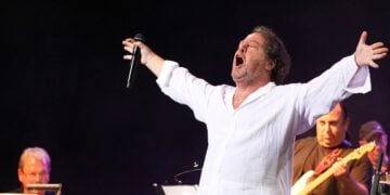 Ο Γιάννης Πάριος σε συναυλία στο Διεθνές Φεστιβάλ Αρχαίας Ολυμπίας, 19 Αυγούστου 2016 (φωτ.: EUROKINISSI / Γιάννης Σπυρούνης / ilialive.gr)