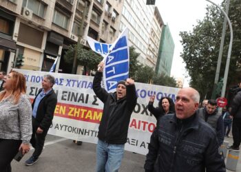 Απεργιακή συγκέντρωση αυτοκινητιστών ταξί της Αττικής, στα γραφεία του ΣΑΤΑ και πορεία στην πλατεία Συντάγματος, Τρίτη 17 Μαρτίου 2026  (φωτ.: Σωτήρης Δημητρόπουλος/EUROKINISSI)