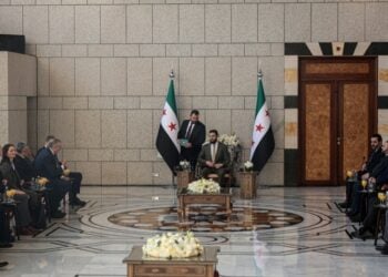 Στο κέντρο ο μεταβατικός πρόεδρος της Συρίας Αχμέντ αλ Σάραα σε παλιότερη συνάντησή του στη Δαμασκό με αντιπροσωπεία του ΟΗΕ (φωτ.: EPA/Mohammed Al Rifai)