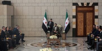 Στο κέντρο ο μεταβατικός πρόεδρος της Συρίας Αχμέντ αλ Σάραα σε παλιότερη συνάντησή του στη Δαμασκό με αντιπροσωπεία του ΟΗΕ (φωτ.: EPA/Mohammed Al Rifai)