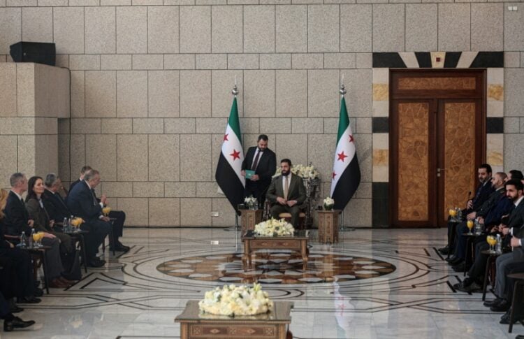 Στο κέντρο ο μεταβατικός πρόεδρος της Συρίας Αχμέντ αλ Σάραα σε παλιότερη συνάντησή του στη Δαμασκό με αντιπροσωπεία του ΟΗΕ (φωτ.: EPA/Mohammed Al Rifai)