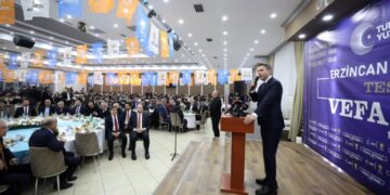 Ο υπουργός Ενέργειας της Τουρκίας Αλπαρσλάν Μπαϊρακτάρ σε πολιτική εκδήλωση του AKP (φωτ.: x.com/aBayraktar1)