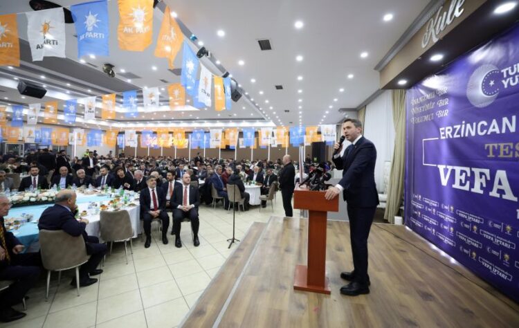 Ο υπουργός Ενέργειας της Τουρκίας Αλπαρσλάν Μπαϊρακτάρ σε πολιτική εκδήλωση του AKP (φωτ.: x.com/aBayraktar1)