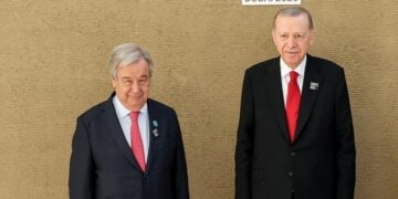 Από αριστερά, ο γενικός γραμματέας του ΟΗΕ Αντόνιο Γκουτέρες με τον Ρετζέπ Ταγίπ Ερντογάν το 2023, στο Ντουμπάι (φωτ.: . Γραφείο Τύπου ΟΗΕ/Mahmoud Khaled)