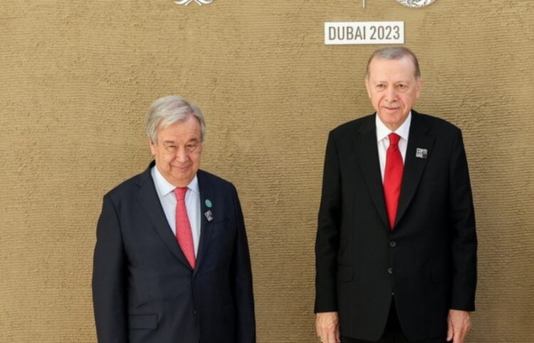 Από αριστερά, ο γενικός γραμματέας του ΟΗΕ Αντόνιο Γκουτέρες με τον Ρετζέπ Ταγίπ Ερντογάν το 2023, στο Ντουμπάι (φωτ.: . Γραφείο Τύπου ΟΗΕ/Mahmoud Khaled)