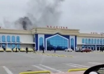 Καπνός υψώνεται πάνω από το αεροδρόμιο Ναχιτσεβάν του Αζερμπαϊτζάν (φωτ.: Χ/RBC-Ukraine)