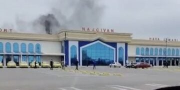 Καπνός υψώνεται πάνω από το αεροδρόμιο του Αζερμπαϊτζάν (φωτ.: Χ/RBC-Ukraine)