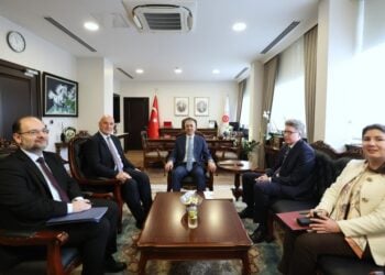 Ο πρέσβης της Ελλάδας στην Άγκυρα, Θεόδωρος Μπιζάκης με τον υφυπουργό Εξωτερικών της Τουρκίας Αλί Οζέλ και τους συνεργάτες, στο τουρκικό υπουργείο Εξωτερικών (φωτ.: ΑΠΕ-ΜΠΕ/Μαρία Ζαχαράκη)