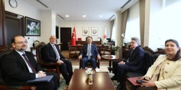 Ο πρέσβης της Ελλάδας στην Άγκυρα, Θεόδωρος Μπιζάκης με τον υφυπουργό Εξωτερικών της Τουρκίας Αλί Οζέλ και τους συνεργάτες, στο τουρκικό υπουργείο Εξωτερικών (φωτ.: ΑΠΕ-ΜΠΕ/Μαρία Ζαχαράκη)