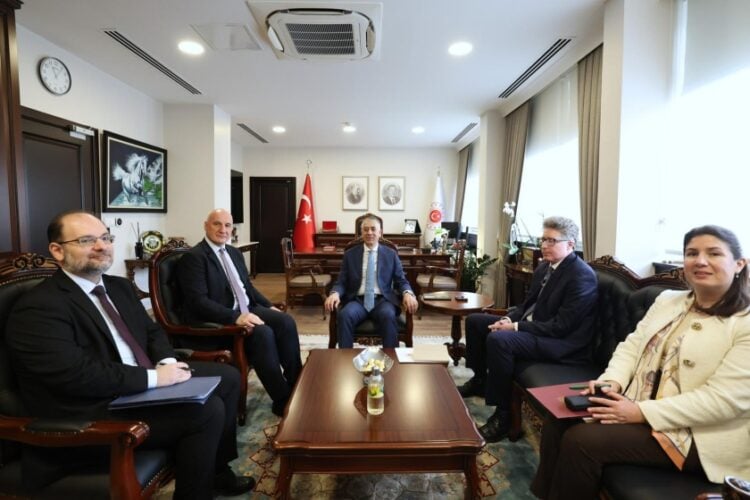 Ο πρέσβης της Ελλάδας στην Άγκυρα, Θεόδωρος Μπιζάκης με τον υφυπουργό Εξωτερικών της Τουρκίας Αλί Οζέλ και τους συνεργάτες, στο τουρκικό υπουργείο Εξωτερικών (φωτ.: ΑΠΕ-ΜΠΕ/Μαρία Ζαχαράκη)