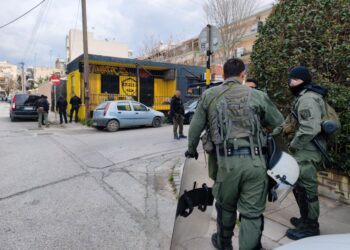 Εικόνα από την έρευνα που έκανε νωρίτερα, σήμερα η Αστυνομία, σε Σύνδεσμο Φιλάθλων του Άρη, στην περιοχή Χαριλάου (φωτ.: Eurokinissi Sports)