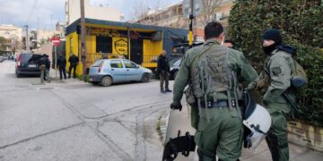 Εικόνα από την έρευνα που έκανε νωρίτερα, σήμερα η Αστυνομία, σε Σύνδεσμο Φιλάθλων του Άρη, στην περιοχή Χαριλάου (φωτ.: Eurokinissi Sports)