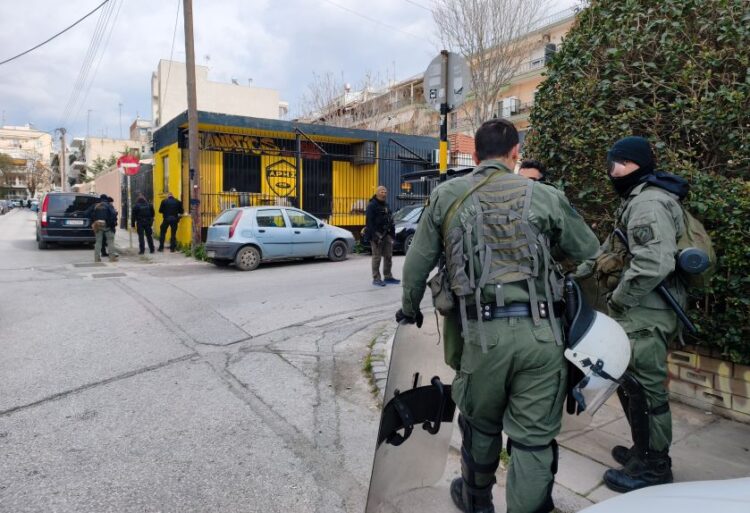 Εικόνα από την έρευνα που έκανε νωρίτερα, σήμερα η Αστυνομία, σε Σύνδεσμο Φιλάθλων του Άρη, στην περιοχή Χαριλάου (φωτ.: Eurokinissi Sports)