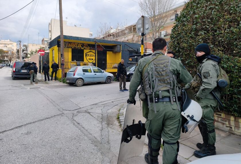 Εικόνα από την έρευνα που έκανε νωρίτερα, σήμερα η Αστυνομία, σε Σύνδεσμο Φιλάθλων του Άρη, στην περιοχή Χαριλάου (φωτ.: Eurokinissi Sports)