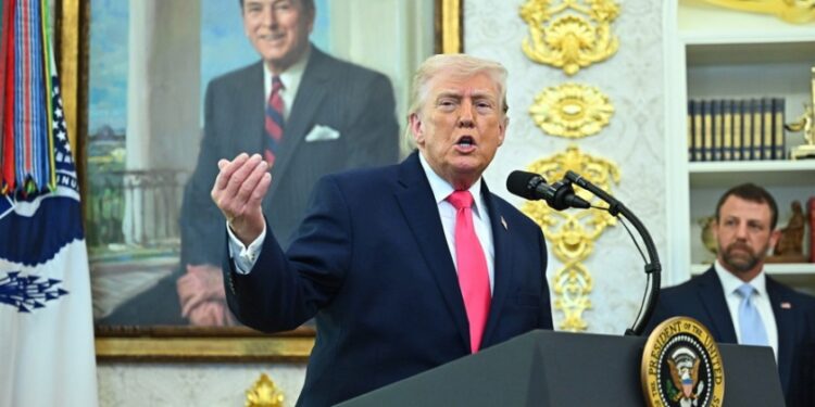 Ο Ντόναλντ Τραμπ στο Οβάλ Όφις (φωτ.: EPA/GRAEME SLOAN / POOL)