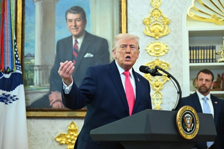 Ο Ντόναλντ Τραμπ στο Οβάλ Όφις (φωτ.: EPA/GRAEME SLOAN / POOL)