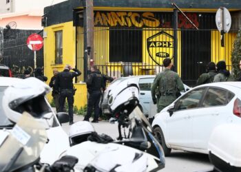 Στιγμιότυπο από την έρευνα της αστυνομίας σε Σύνδεσμο Φιλάθλων του Άρη στην περιοχή Χαριλάου (φωτ.: Eurokinissi Sports)