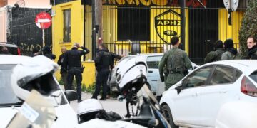 Στιγμιότυπο από την έρευνα της αστυνομίας σε Σύνδεσμο Φιλάθλων του Άρη στην περιοχή Χαριλάου (φωτ.: Eurokinissi Sports)