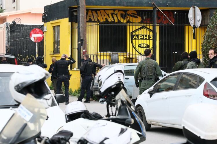 Στιγμιότυπο από την έρευνα της αστυνομίας σε Σύνδεσμο Φιλάθλων του Άρη στην περιοχή Χαριλάου (φωτ.: Eurokinissi Sports)