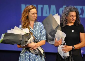 Η Δώρα Χρυσικού συγκινημένη, με την Νόπη Γαϊτανίδου, technical assistant της παράστασης (φωτ.: The Greek Herald/Βασίλης Βασιλάς)