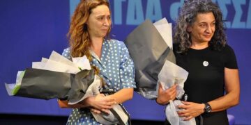 Η Δώρα Χρυσικού συγκινημένη, με την Νόπη Γαϊτανίδου, technical assistant της παράστασης (φωτ.: The Greek Herald/Βασίλης Βασιλάς)