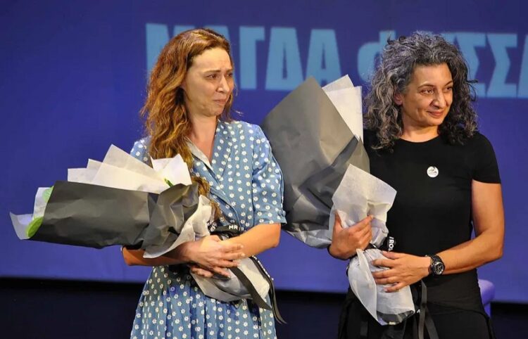 Η Δώρα Χρυσικού συγκινημένη, με την Νόπη Γαϊτανίδου, technical assistant της παράστασης (φωτ.: The Greek Herald/Βασίλης Βασιλάς)