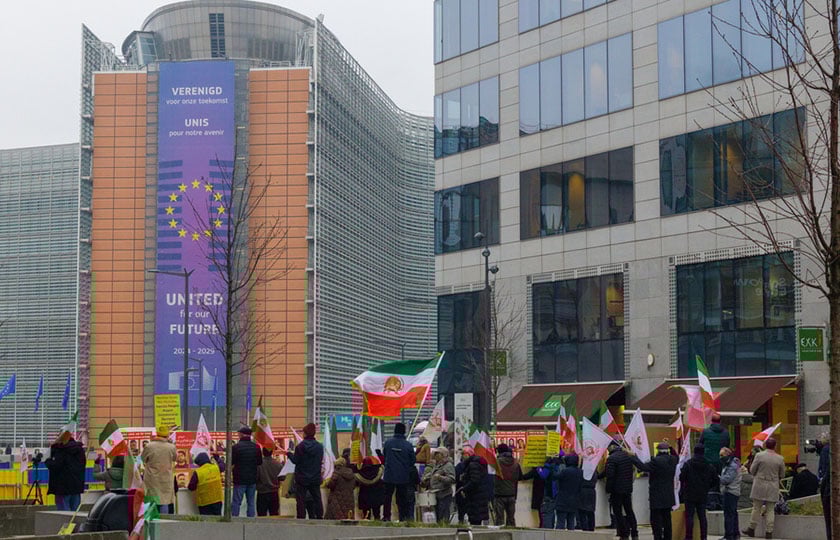 Υποστηρικτές του Εθνικού Συμβουλίου Αντίστασης του Ιράν στις Βρυξέλλες, στις 29 Ιανουαρίου 2026 (φωτ.: EPA / Olivier Matthys)