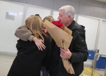 Επαναπατρισμός Ελλήνων πολιτών από τη Μέση Ανατολή με πτήση της Sky Express, από την Μουσκάτ, πρωτεύουσα του Ομάν, χθες, στον Διεθνή Αερολιμένα Αθηνών «Ελευθέριος Βενιζέλος» (φωτ.: Σωτήρης Δημητρόπουλος/ EUROKINISSI)