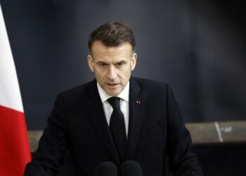 Ο Γάλλος πρόεδρος Εμανουέλ Μακρόν στη διάρκεια ομιλίας σε ναυτική βάση κοντά στην Μπρεστ (φωτ.: EPA/Yoan Valat/POOL)