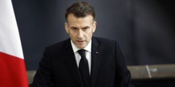 Ο Γάλλος πρόεδρος Εμανουέλ Μακρόν στη διάρκεια ομιλίας σε ναυτική βάση κοντά στην Μπρεστ (φωτ.: EPA/Yoan Valat/POOL)