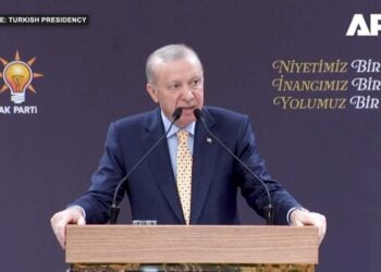 Ο Ερντογάν μιλάει σε μέλη του AKP στην Άγκυρα κατά τη διάρκεια δείπνου (πηγή: youtube.com/ @APT_NEWS)