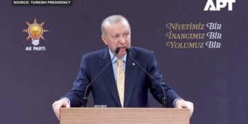 Ο Ερντογάν μιλάει σε μέλη του AKP στην Άγκυρα κατά τη διάρκεια δείπνου (πηγή: youtube.com/ @APT_NEWS)