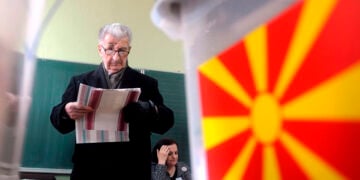 Ο Κίρο Γκλιγκόροφ με ψηφοδέλτια στα χέρια, σε εκλογικό κέντρο στα Σκόπια, 22 Μαρτίου 2009 (φωτ.: EPA / Georgi Licovski)