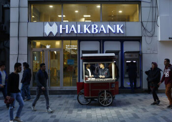 Υποκατάστημα της Halkbank στην Κωνσταντινούπολη (φωτ.: EPA / Sedat Suna)