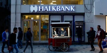 Υποκατάστημα της Halkbank στην Κωνσταντινούπολη (φωτ.: EPA / Sedat Suna)