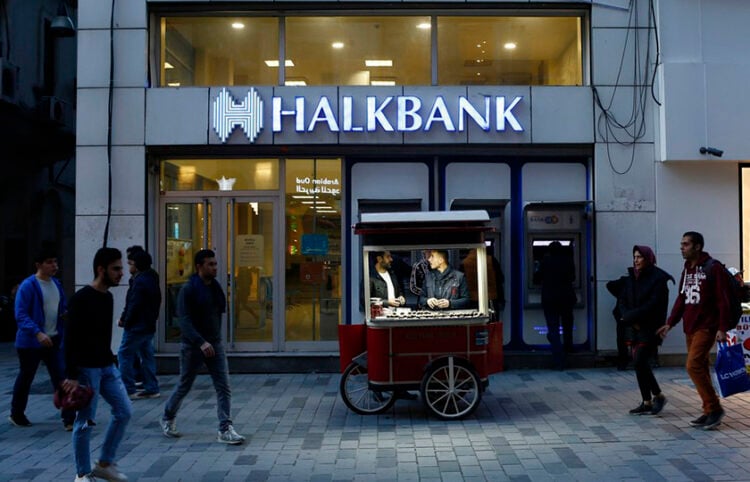 Υποκατάστημα της Halkbank στην Κωνσταντινούπολη (φωτ.: EPA / Sedat Suna)