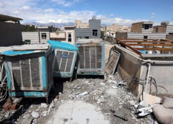 Η οροφή κτηρίου κατοικιών στο νότιο τμήμα της Τεχεράνης, που δέχθηκε πυραυλικό χτύπημα από το Ισραήλ (φωτ.:  EPA/ ABEDIN TAHERKENAREH)