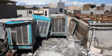 Η οροφή κτηρίου κατοικιών στο νότιο τμήμα της Τεχεράνης, που δέχθηκε πυραυλικό χτύπημα από το Ισραήλ (φωτ.:  EPA/ ABEDIN TAHERKENAREH)