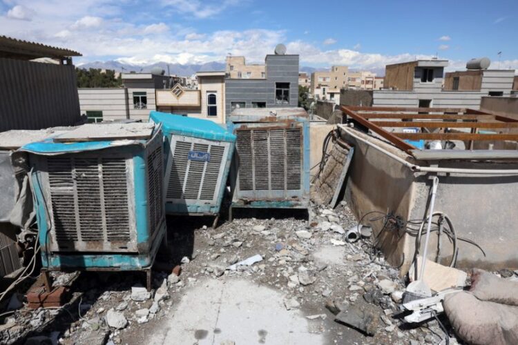 Η οροφή κτηρίου κατοικιών στο νότιο τμήμα της Τεχεράνης, που δέχθηκε πυραυλικό χτύπημα από το Ισραήλ (φωτ.:  EPA/ ABEDIN TAHERKENAREH)