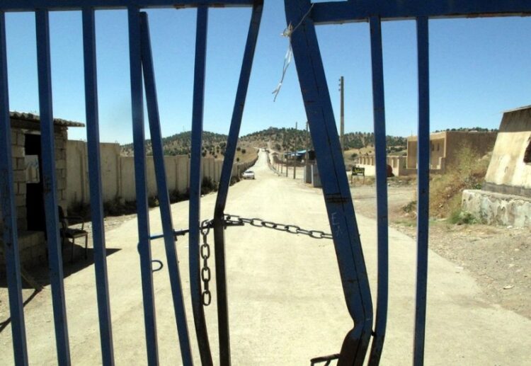 Ένα από τα περάσματα στα ιρανοιρανικά σύνορα, στην πόλη Μπανέχ του δυτικού Ιράν, όπου ζουν πολλοί  Κούρδοι (φωτ. αρχείου: 
EPA/ABEDIN TAHERKENAREH)