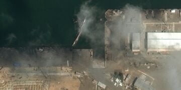 Δορυφορική φωτογραφία από το Vantor που δείχνει τις ζημιές στη ναυτική βάση Konarak, στο Ιράν (φωτ.: EPA/SATELLITE IMAGE ©2026 VANTOR / HANDOUT)