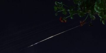 Το ισραηλινό σύστημα αεράμυνας αναχαιτίζει ένα ιρανικό βλήμα πάνω από την Ιερουσαλήμ (φωτ.: EPA/ ABIR SULTAN)